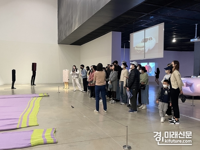 시민들이 '에르빈 부름: 나만 없어 조각' 전시회를 관람하고 있다. <사진=수원시립미술관>