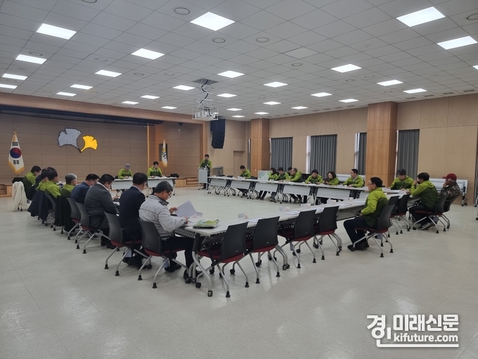 용문산산나물축제추진위원회가 축제 세부추진방향에 대해 논의하고 있다. <사진=양평군>