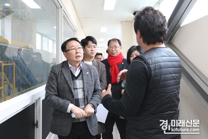 시흥시의회 도시환경위원회 위원들이 안성시생활자원회수센터 관계자에게 설명을 듣고 있다. <사진=시흥시의회>