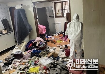 안양2동 관계자들이 주거환경 복지서비스를 시행하고 있다. <사진=안양시>