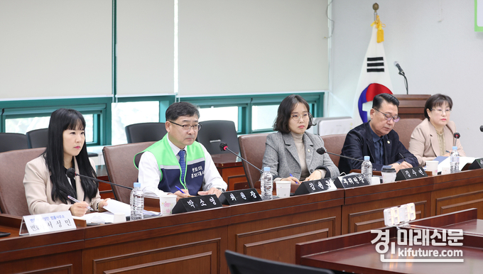 지난 20일 시흥시의회 교육복지위원회 위원들이 '학교폭력' 대처를 위한 간담회를 진행하고 있다. <사진=시흥시의회>