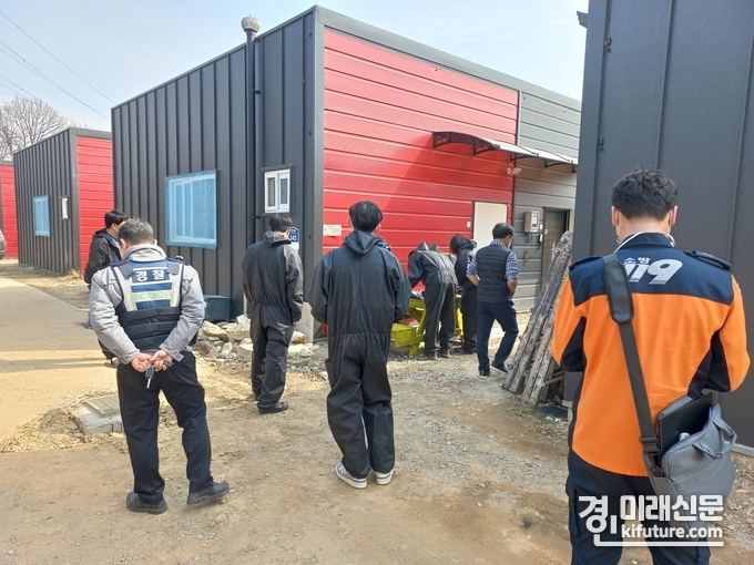 양평군 관계자들이 반려동물 영업장을 합동점검하고 있다. <사진=양평군>