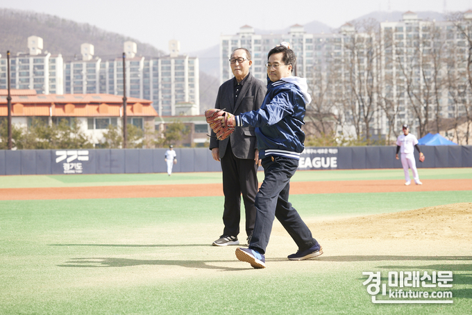 독립야구단 경기도리그, 2023시즌 개막식에서 김동연 경기도지사가 시구를 하고 있다. <사진=경기도>