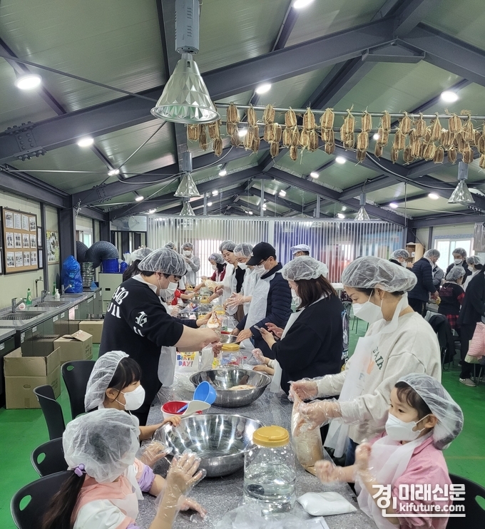 안산시는 지난 26일 가족과 체험하는 건강 저염장 아카데미를 진행하고 있다. <사진=안산시>