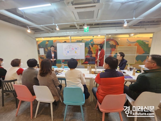 안산시 청년몰 내 전통시장 상인회가 활성화·상생을 모색하기 위해 워크숍을 진행하고 있다. <사진=안산시>