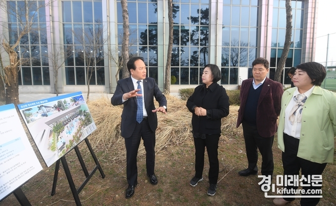 이권재 오산시장(왼쪽)이 경기도의회 교섭단체 국민의힘 의원들에게 주요 현안을 설명하고 있다. <사진=오산시>
