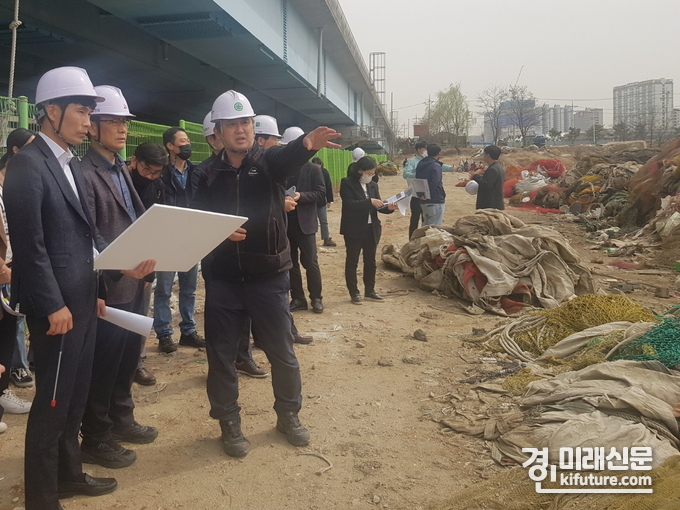시흥시가 월곶동 어항구역 환경정화를 위해 현장점검을 실시하고 있다. <사진=시흥시>