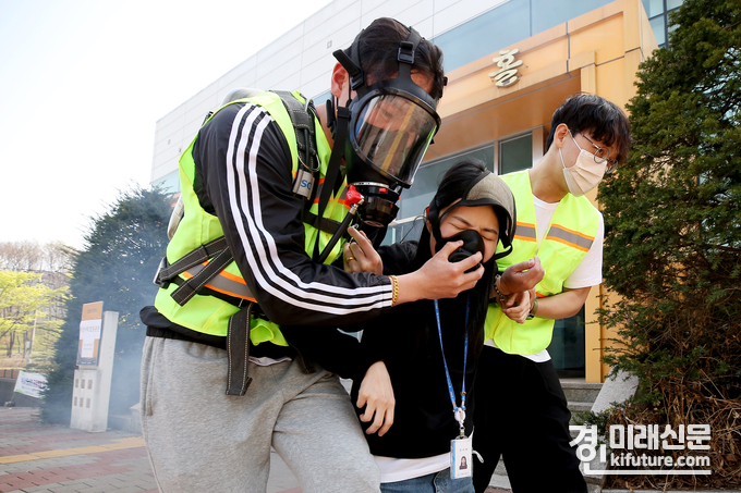수원도시공사는 10일 오후 장안구민회관 한누리아트홀에서 화재 발생 비상사태 훈련을 실시하고 있다. <사진=수원도시공사>
