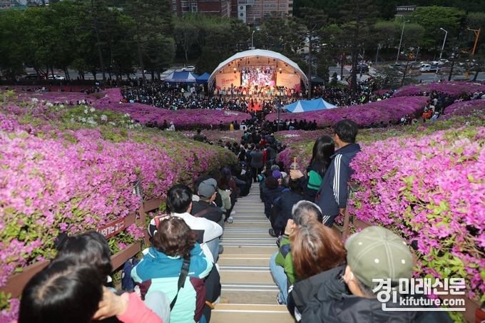 관광객들이 지난 28일 열린 군포철쭉축제 개막식을 관람하고 있다. <사진=군포시>