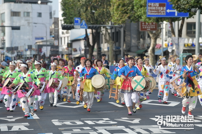 지난 2019년 정조대왕 능행차 공동재현 시민퍼레이드 모습. <사진=수원문화재단>