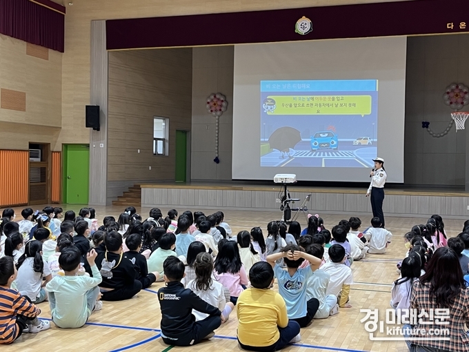 오산경찰서는 9일 교통안전캠페인 교육을 실시하고 있다. <사진=오산경찰서>