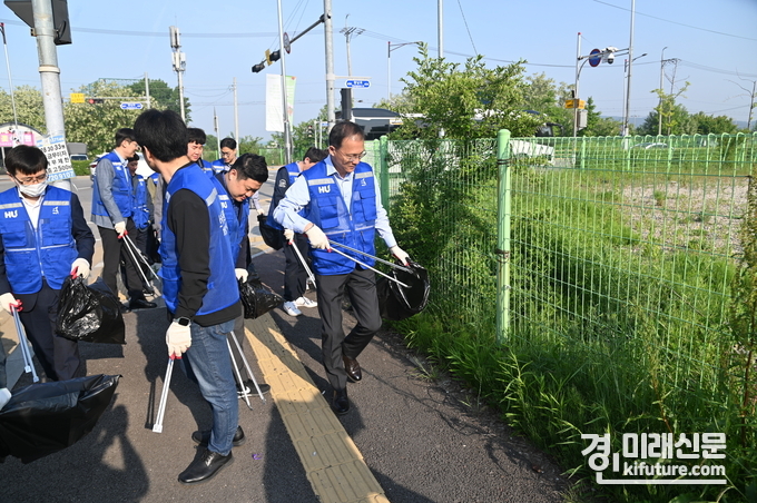 김근영 HU공사 사장(오른쪽)이 플로깅 황동을 하고 있다. <사진=화성도시공사>