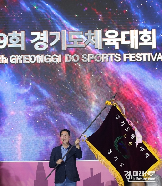 화성시가 제69회 경기도체육대회 종합우승을 차지한 가운데 정명근 화성시장이 우승기를 힘차게 흘들고 있다. <사진=화성시> 