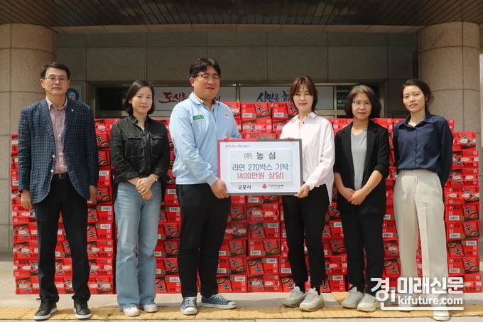 농심은 지난 12일 기부챌린지 관련 400여만원의 물품을 기탁하고 관계자들과 기념촬영을 하고 있다. <사진=군포시>