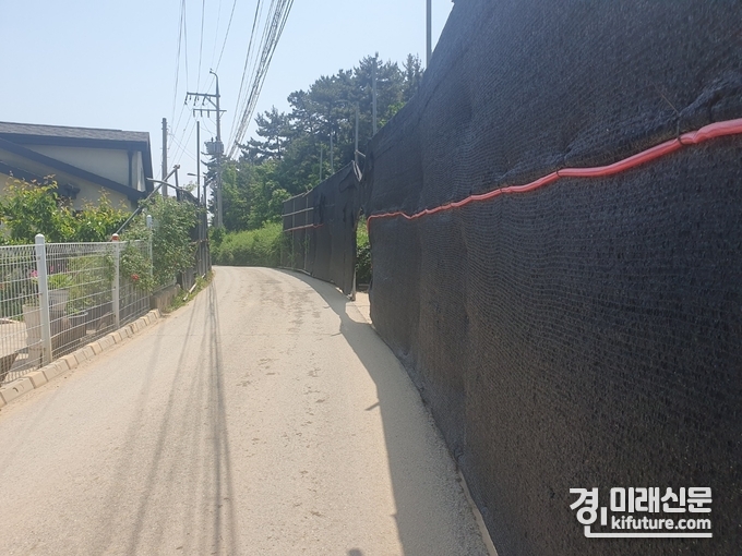 조성공사 중인 '동주염전 체험장'으로 통하는 '작은상재미길' 모습. <사진=민경호 기자>