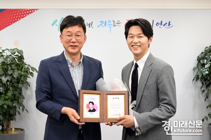 이민근 안산시장(왼쪽)이 이학주 배우에게 홍보대사 위촉장을 수여하고 기념촬영을 하고 있다. <사진=안산시>