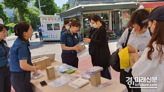 광명경찰서가 지난 25일 하안동 금당사거리 일대에서 ‘화·목 데이(day)’ 캠페인을 펼치고 있다. <사진=광명경찰서>