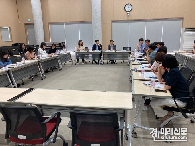 26일 배정수 화성시의원 및 관계자들이 동탄7동 행정복지센터에서 ‘동탄9동 행정복지센터 개청 관련’ 진행상황을 점검하고 있다. <사진=화성시의회>