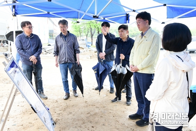 이민근 안산시장(오른쪽 2번째>이 27일 사망사고가 발생한 건설현장을 찾아 유가족 지원 및 안전사고 등 지시를 하고 있다. <사진=안산시>