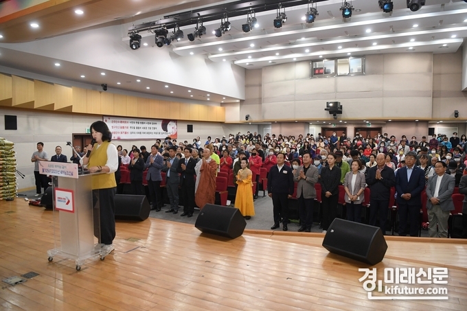 오산시는 지난 27일 불기2567(2023)년 부처님 오신 날 연등축제를 진행하고 있다. <사진=오산시>