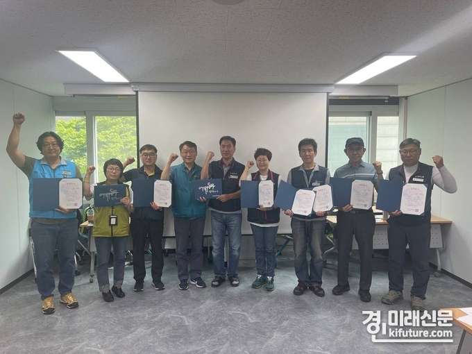 전교조가 장학증서를 노동시민사회단체에 전달하고 함께 기념촬영을 하고 있다. <사진=전교조>