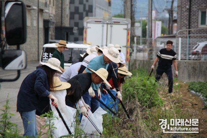 경기도농수산임직원들이 곤지암천에서 하천정화 활동을 펼치고 있다. <사진=농수산진흥원>