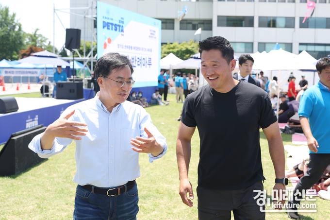 김동연 경기도지사(왼쪽)가 2023 경기도 펫스타에서 강형욱 훈련사와 담소를 나누고 있다. <사진=경기도> 