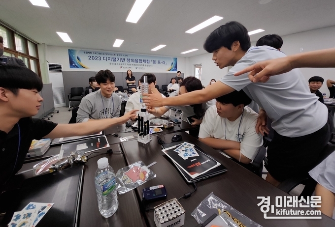 경기도 학생들이 디지털 기반 창의융합체험에 참여하고 있다. <사진=경기도교육청>