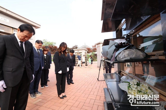 임태희 경기교육감이 6일 이천호국원 현충탑 참배를 하고 있다. <사진=경기도교육청>