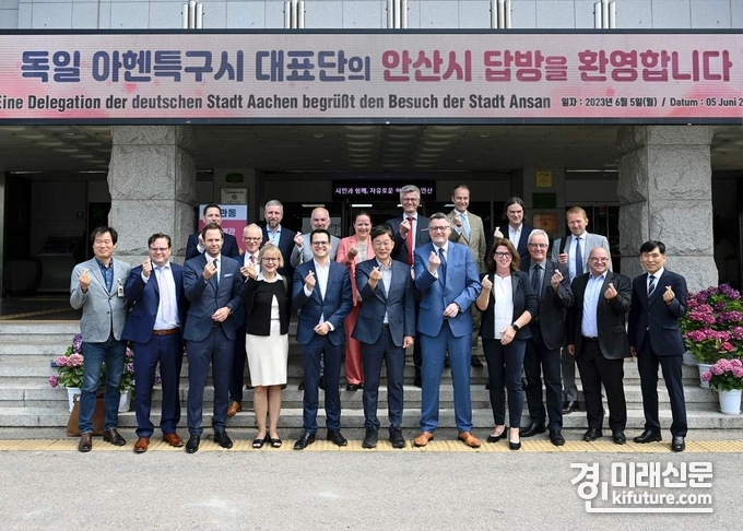 이민근 안산시장(앞줄 가운데)이 독일 아헨특구시 경제협력 사절단과 기념촬영을 하고 있다. <사진=안산시>