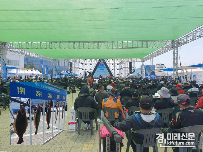 제6회 화성시장배 전국바다낚시 대회 시상식(사진 왼쪽아래 1~5위)이 열리고 있다. <사진=민경호 기자> 