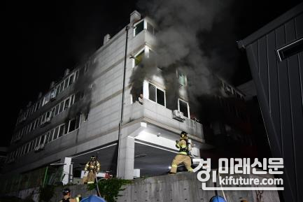 소방당국이 화재를 진압하고 있다. <사진=화성소방서>