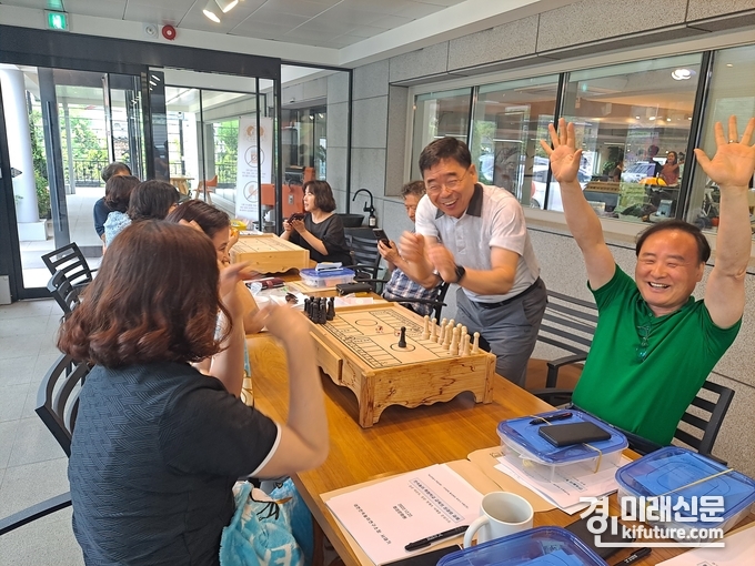 '놀이문화 아카데미 관리자 직무연수' 참가자들이 마치 동심으로 돌아간 듯 활짝 웃고 있다. <사진=대한민속놀이연구소>