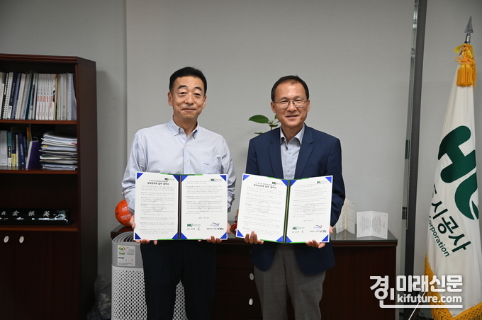 화성도시공사 김근영 사장(오른쪽)과 오동근 대표(왼쪽)가 성과공유제 업무 헙약을 체결하고 기념촬영을 하고 있다. <사진=화성도시공사>