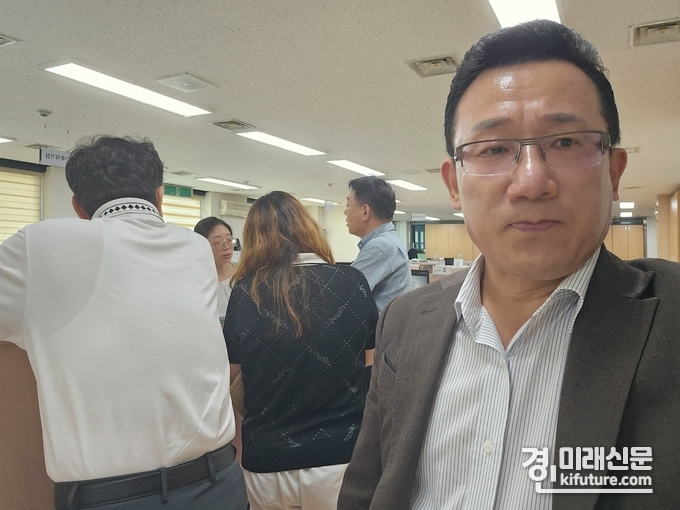 반달섬 마리나00 수분양자들이 안산시청을 방문해 준공에 대한 민원을 제기하고 있다. <사진=수분양자>