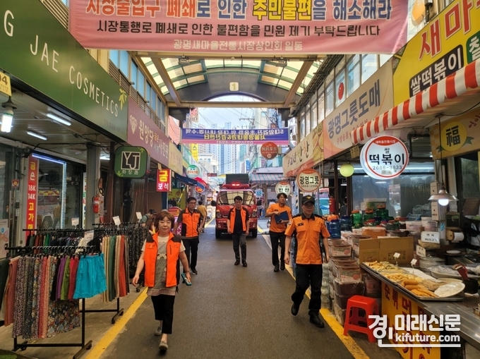 광명소방서가 21일 새마을시장에서 통행로 확보 훈련을 실시하고 있다. <사진=광명소방서>