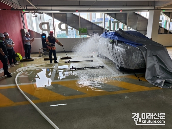 화성도시공사가 경기도 공공기관 최초로 전기차 화재진압 장비를 도입하고 합동훈련을 실시하고 있다. <사진=화성도시공사>