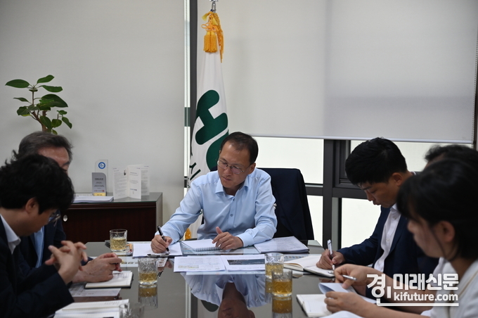 화성도시공사 김근영 사장(가운데)이 다중이용시설 책임자들과 함께 ‘묻지마 범죄’ 예방 대책 회의를 하고 있다.<사진=화성도시공사>