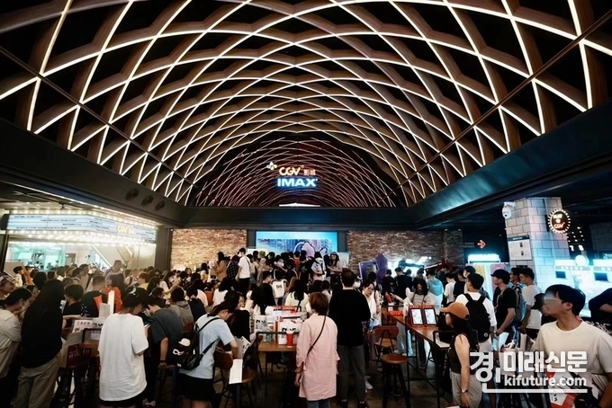 지난 7월 CGV중국에서 운영중인 허난성 정주시의 정홍성 극장을 찾은 관객들 모습. <사진=CGV>