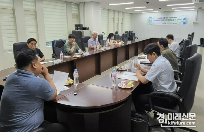 안양산업진흥원이 입주 예비창업자와 간담회를 진행하고 있다. <사진=안양시>