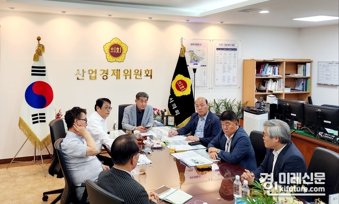 인천시의회 산경위는 지난 11일 위원장실에서 인천경제청 김진용 청장을 불러 R2 부지 개발사업 특혜의혹 관련 긴급회의를 열고 있다. <사진=인천시의회>