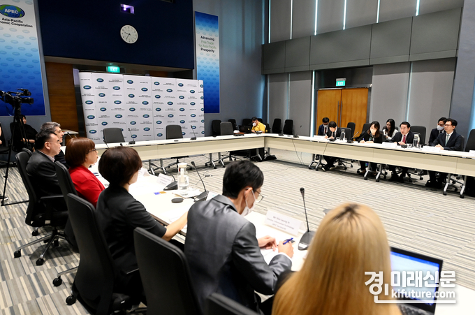 유정복 인천광역시장이 지난해 9월 싱가포르 APEC사무국을 방문해 레베카 파티마 스타 마리아 사무총장에게 2025 APEC 정상회의 인천 유치의사를 표명하고 있다. <사진=인천시>