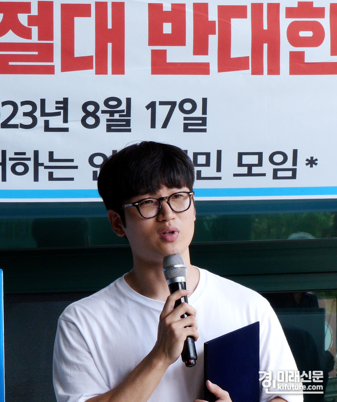 전훈 안산시민모임 대표가 17일 안산시의회 앞에서 김남국 의원의 국회 제명을 반대하는 기자회견을 하고 있다. <사진=민경호 기자>