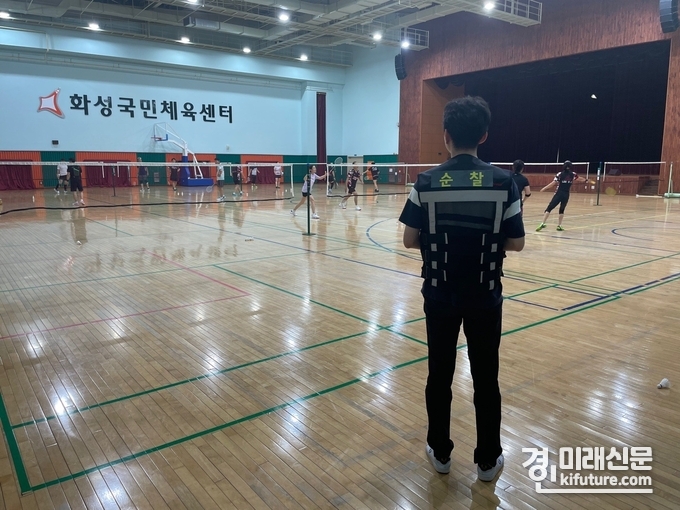 화성도시공사 관계자가 안전한 시설물 이용환경 위해 ‘안심 순찰’ 활동을 실시하고 있다. <사진=화성도시공사>