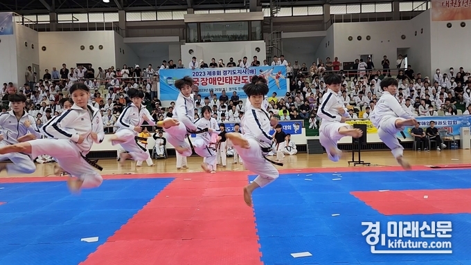 제8회 경기도지사배 전국장애인태권도대회에 참가한 선수들이 기량을 뽐내고 있다. <사진=경기도장애인체육회>