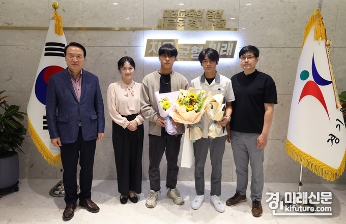 임태희 경기도교육감이 지하철역 흉기 난동 사건 당시 부상자를 도왔던 청소년에게 표창장을 수여하고 기념촬영을 하고 있다. <사진=경기도교육청>