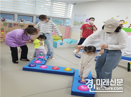 유아와 부모가 인천시가 운영하고 있는 영유아 전용 놀이공간 ‘아이사랑꿈터’를 이용하고 있다. <사진=인천시>