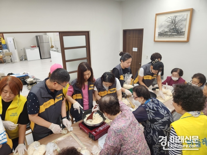 KB국민은행 천천동지점 직원들과 민들레봉사단이 어르신들에게 전달할 송평과 강정을 만들고 있다. <사진=KB국민은행> 