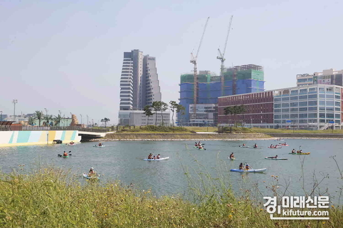 시흥거북섬해양축제를 찾은 관광객들이 보트를 즐기고 있다. <사진=시흥시>