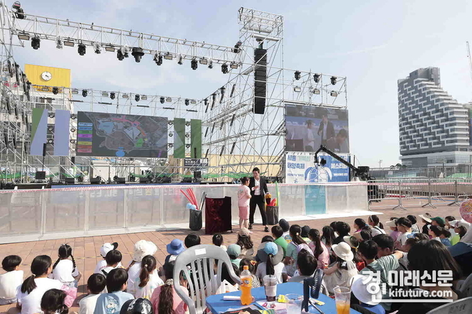 2023년 시흥거북섬해양축제 첫날 다양한 공연으로 관광객들과 호흡을 함께하고 있다. <사진=시흥시>